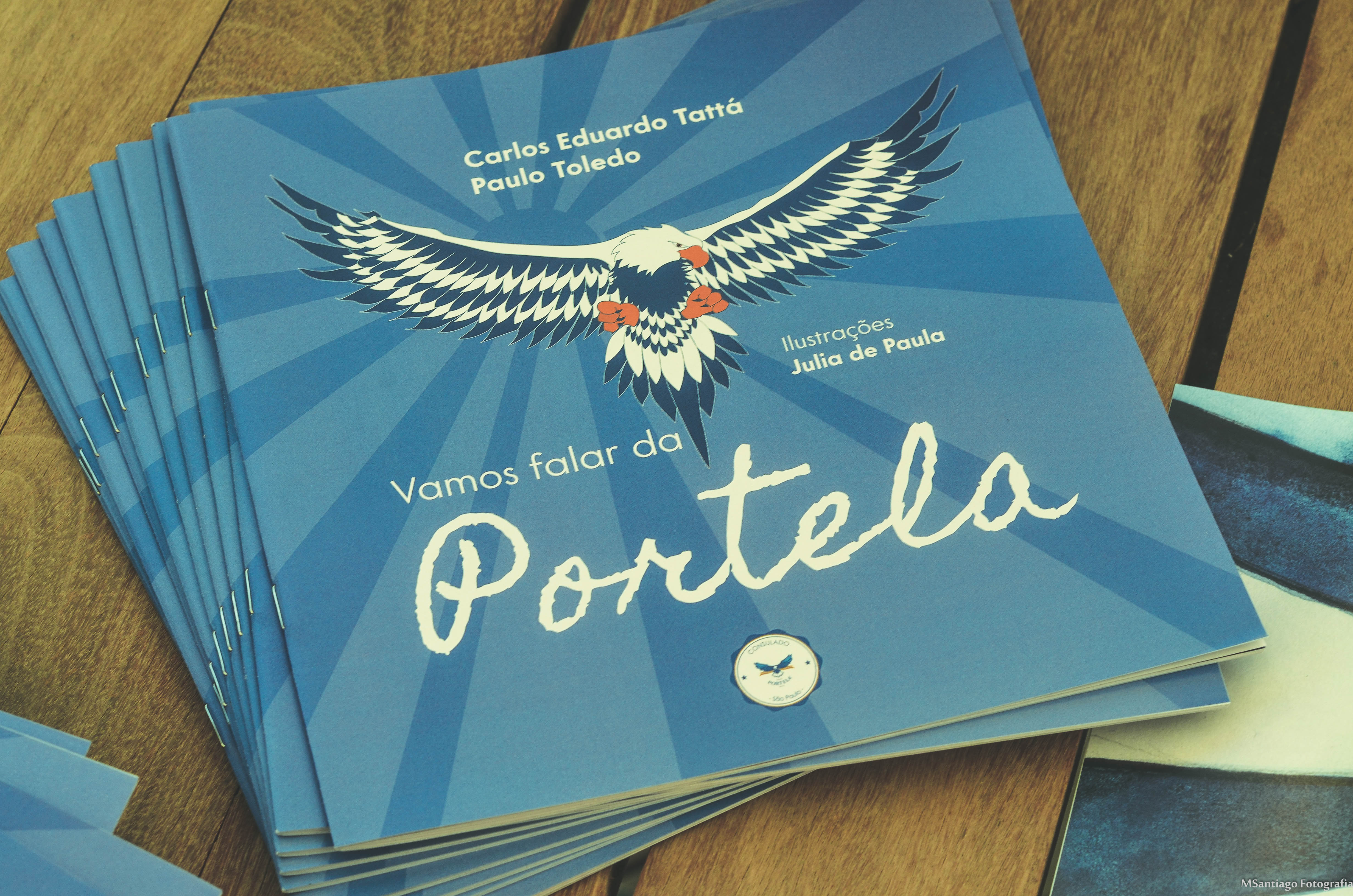 Exemplares do livro Vamos Falar da Portela