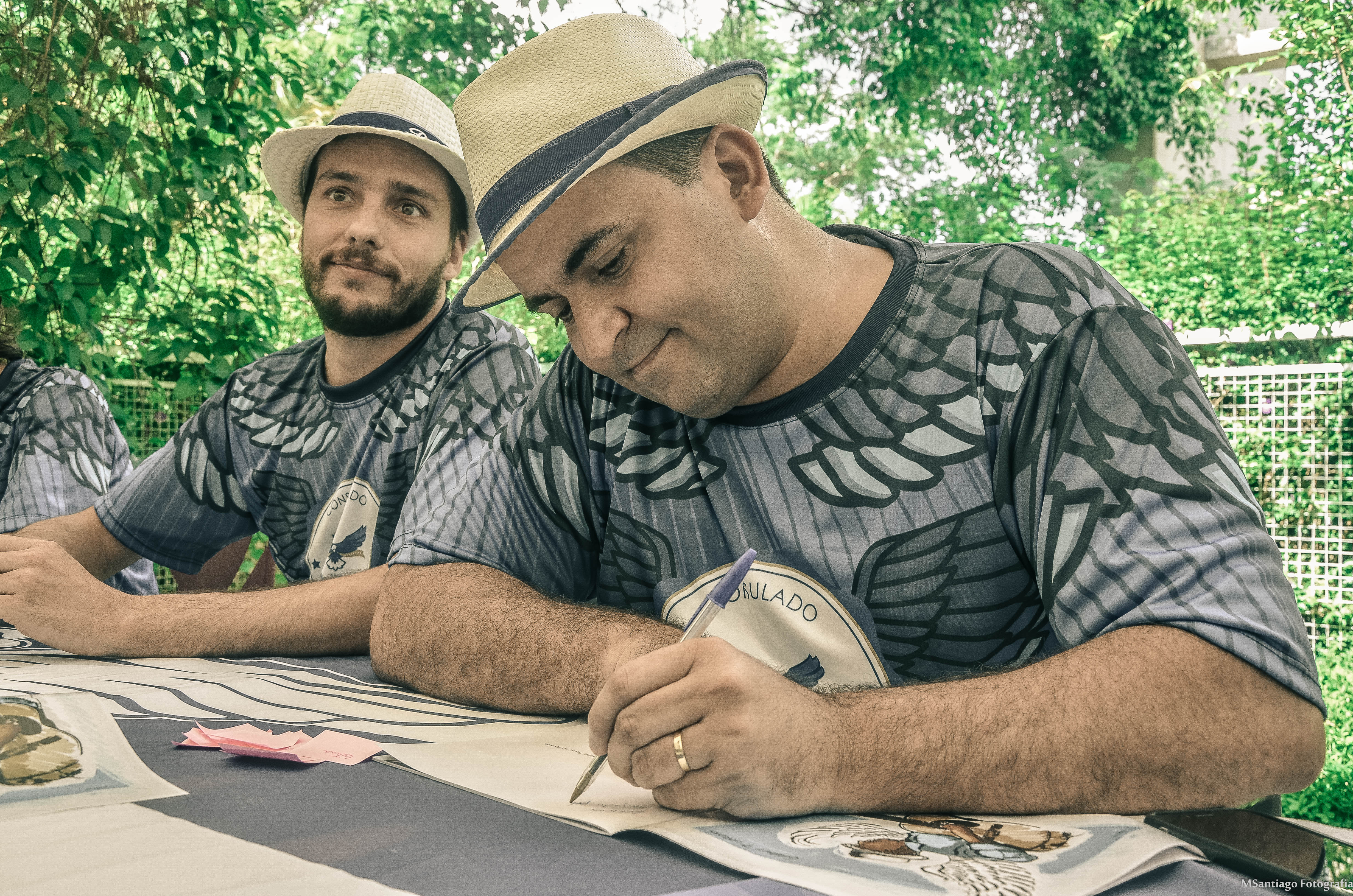 Autores na sessão de autógrafos