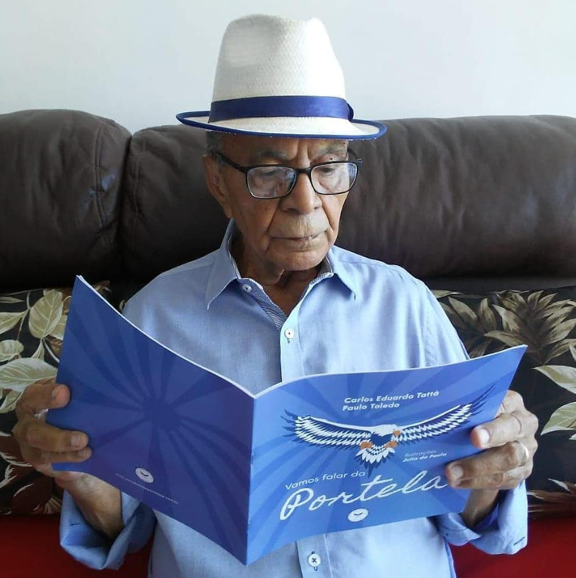 Mestre Monarco com o livro Vamos Falar da Portela